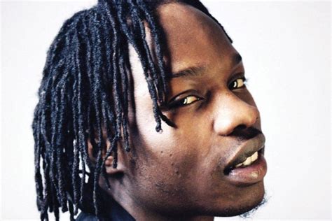 Nigeriaanse Muziekster Naira Marley Stapt op het podium tijdens de 'Lagos Vibe Festival'!